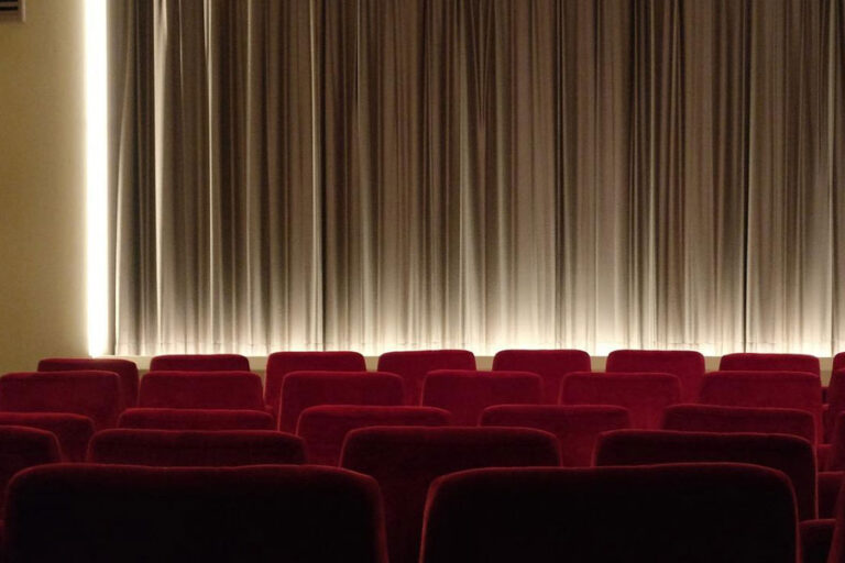 Terviseprobleemidega inimesed diivanilt teatrisse!